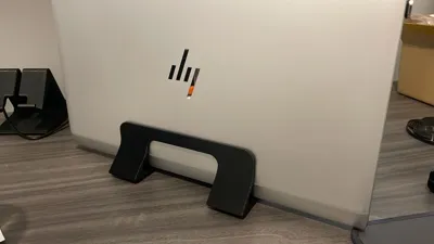 Universal expandable laptop stand
