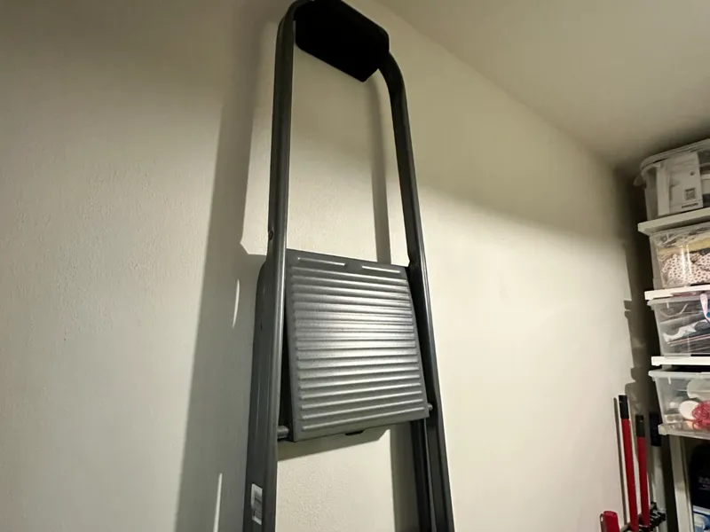 Ladder holder for wall