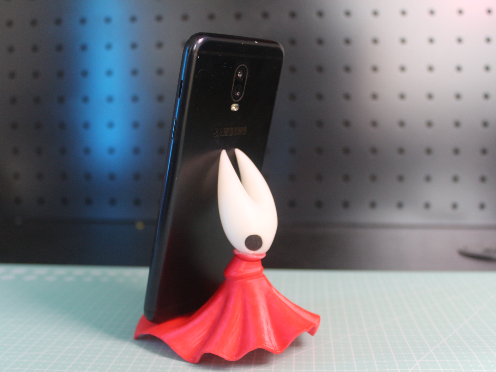 Hollow Knight Hornet Phone Stand by xinqin3D产品小白 MakerWorld: Download Free 3D Models - 3D model önizlemesi