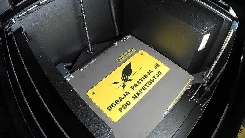 Electric fence warning sign