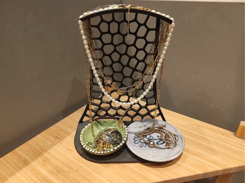 Necklace & Jewelery Holder (Voronoi)