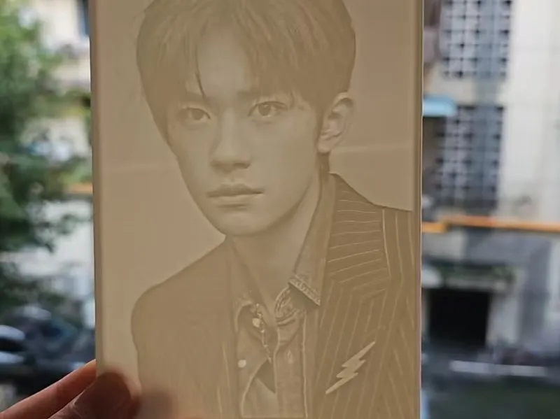 易烊千玺浮雕照片