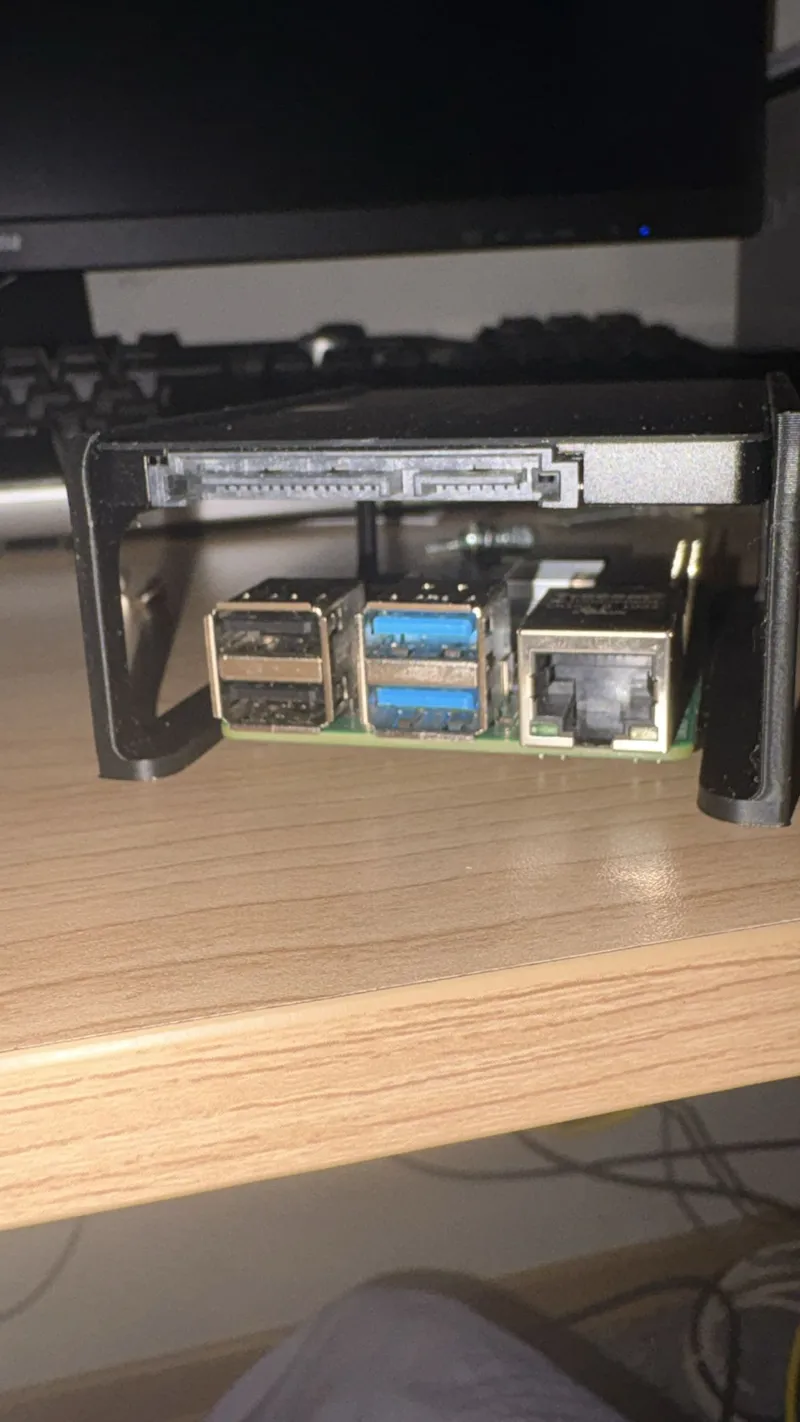 Simple SSD 2.5" holder for Raspberry Pi 4