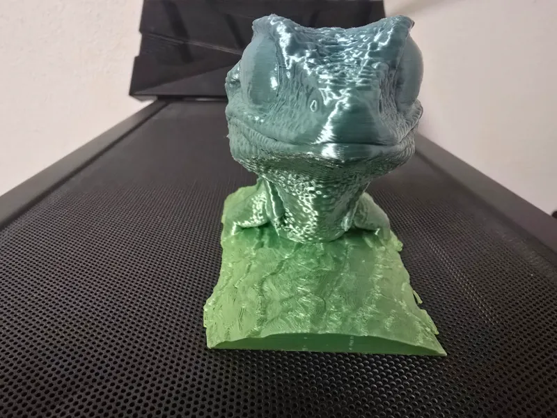 Gargoyle gecko phone stand 