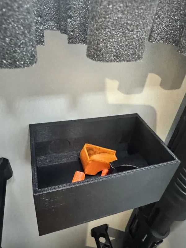 Magnetic box for small items