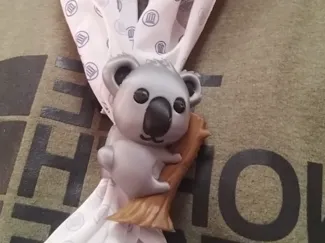 Koala sujeta pañuelos