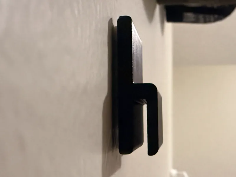Minimalist Hat Clip (for wall) (Command Strips)