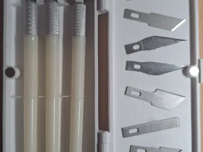 Folding box for craft knives, 