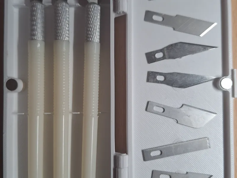 Folding box for craft knives, 