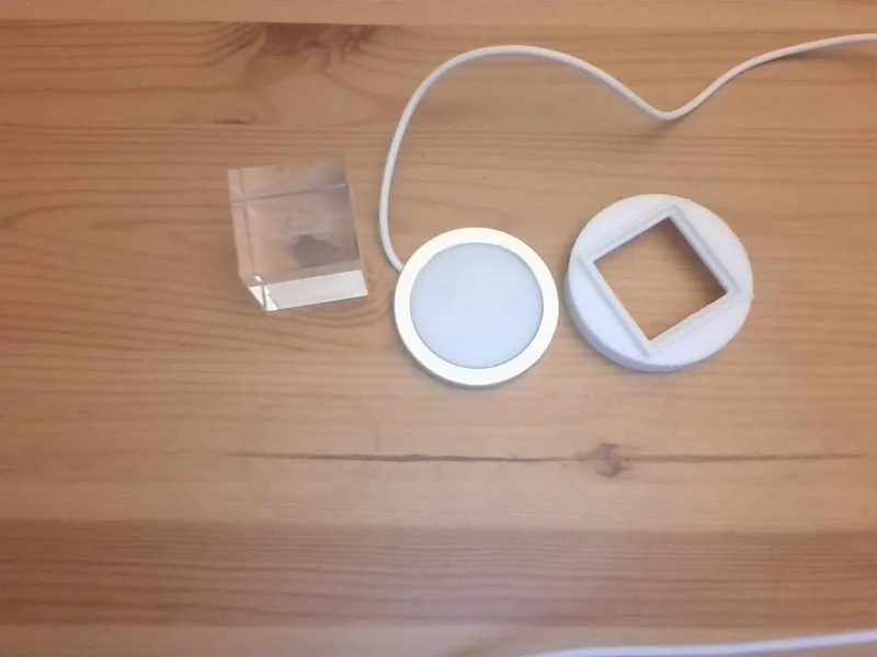 holder that holds a 3.8cm cube onto 6 by 6 cm lamp