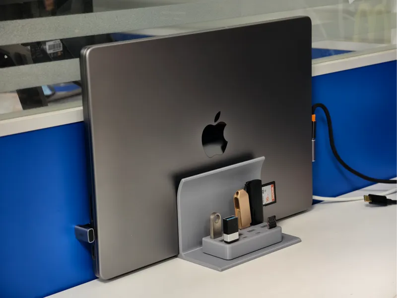 可贴墙放置的macbook立式支架，带USB收纳盒