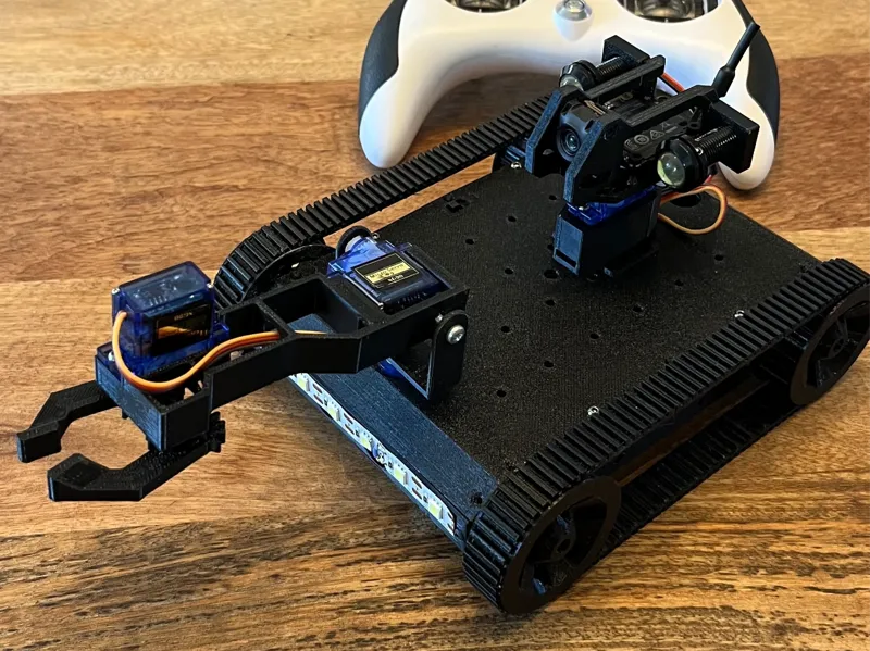 Fpv tracked tank with robot arm