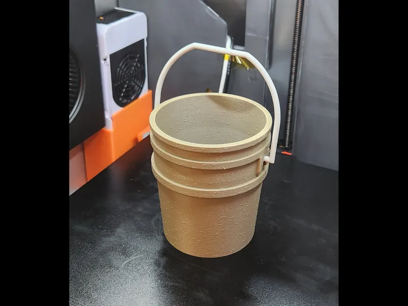 Hobby Bucket with locking handle