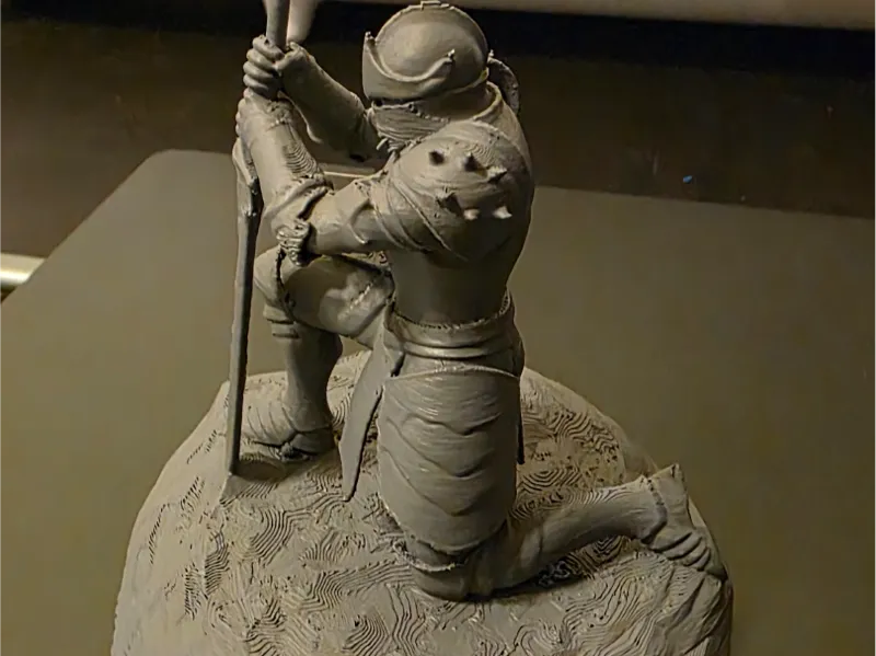 Knight on knee