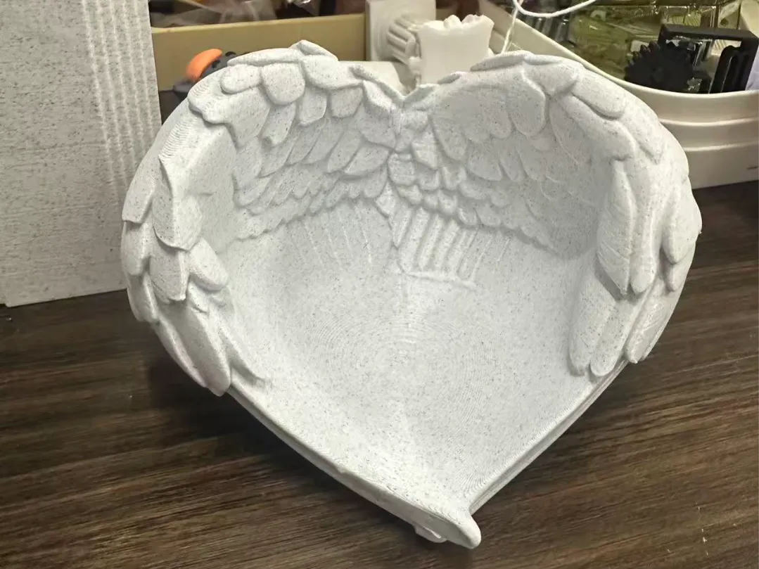 Ailes d'ange décoratives avec socle boule de cristal diffuseur
