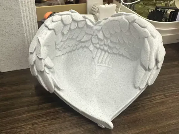 Ailes d'ange décoratives avec socle boule de cristal diffuseur
