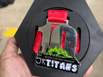 Hexagonal medal holder using magnets