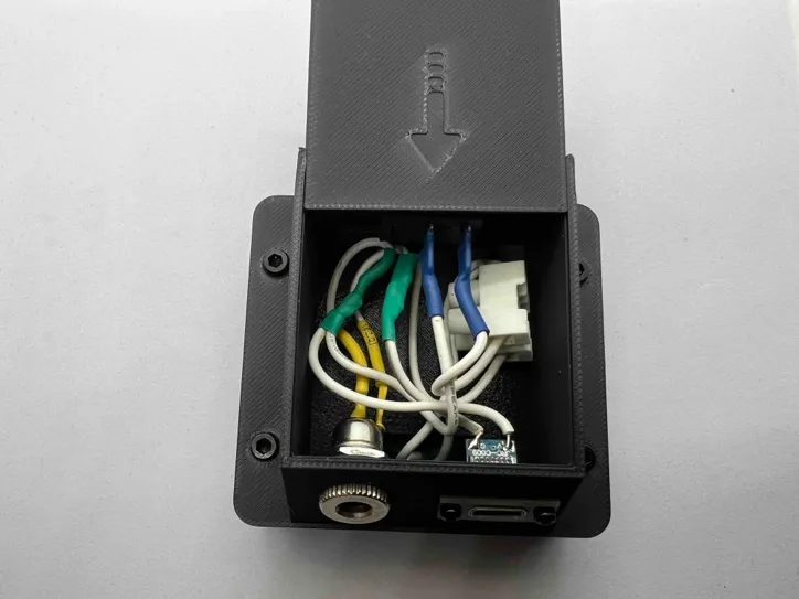 Immagine che contiene elettronica, Dispositivo elettronico, cavo, gadget
Il contenuto generato dall'IA potrebbe non essere corretto.
