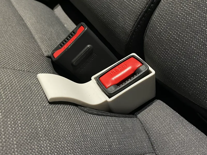 Seat belt buckle guide