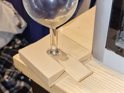 Lid support with lock