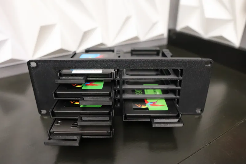 Hot swap 10-inch rack plate for 8 SSD units 5ux2u