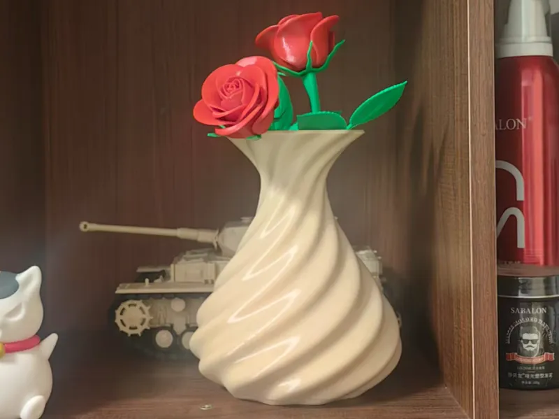 旋转纹路花瓶