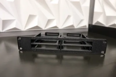 Hot swap 10-inch rack plate for 4 SSD units 5ux2u