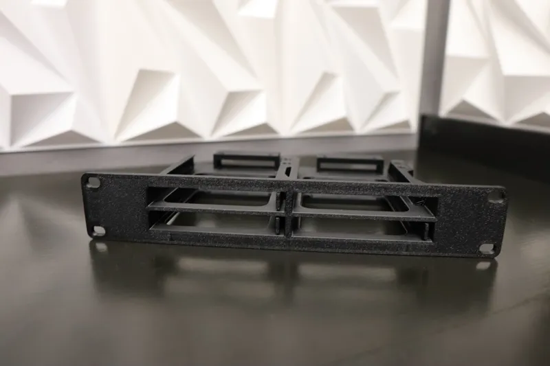 Hot swap 10-inch rack plate for 4 SSD units 5ux2u