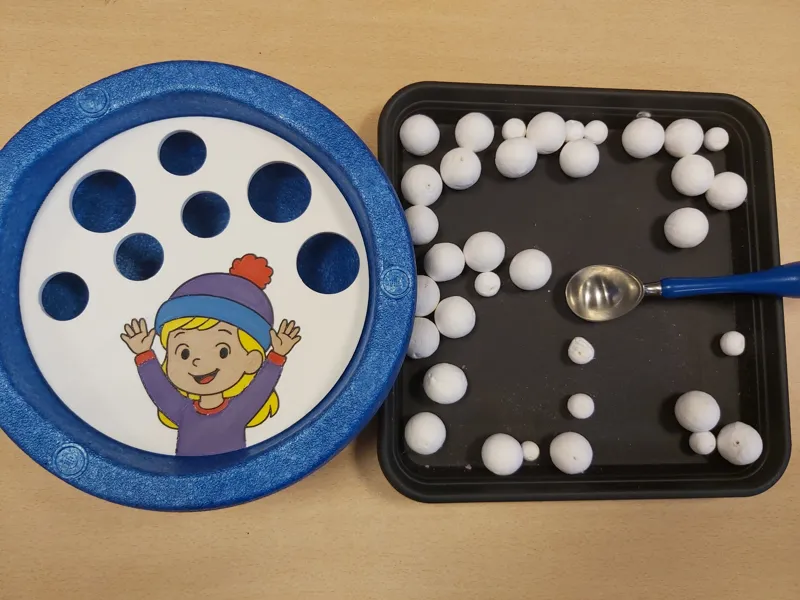 stapeltein winter meisje gekleurd