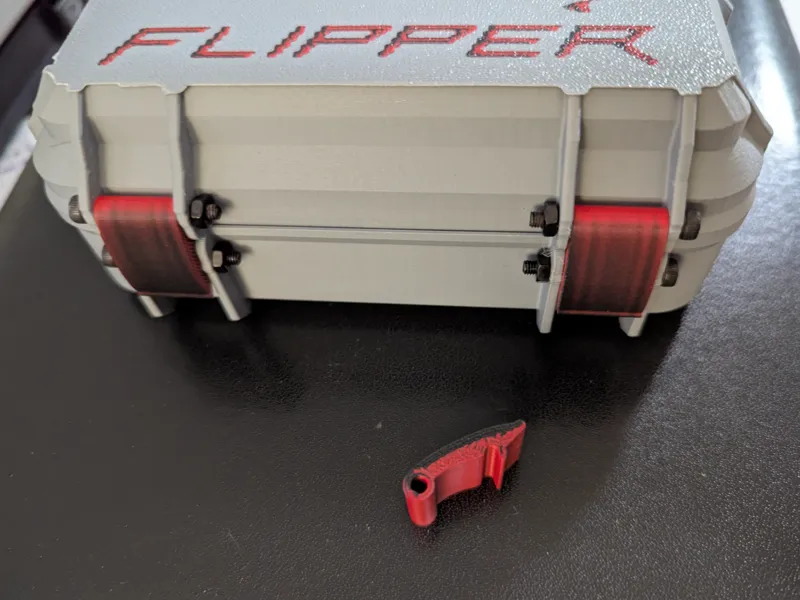 Stronger cover clip for Flipper Zero Extended Box