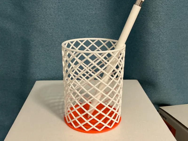 镂空笔筒（hollowed-out pen holder）