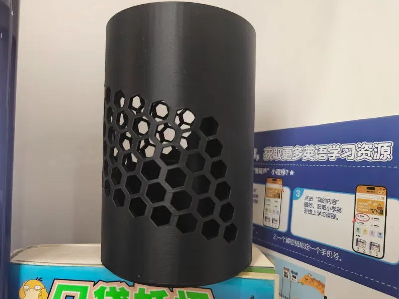 大容量镂空网格笔筒