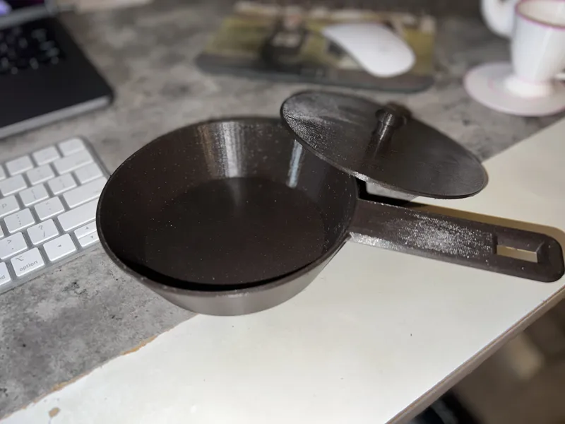 Play frying pan with lid