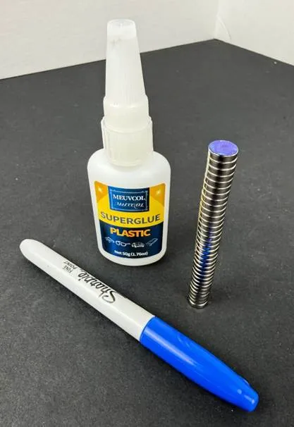 A white bottle and a blue pen

AI-generated content may be incorrect.
