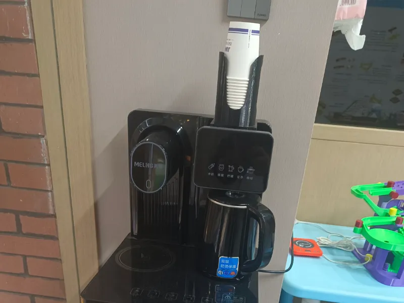 饮水机水杯架，我用的是美菱这款，这款市面上很多饮水机都可以用很方便