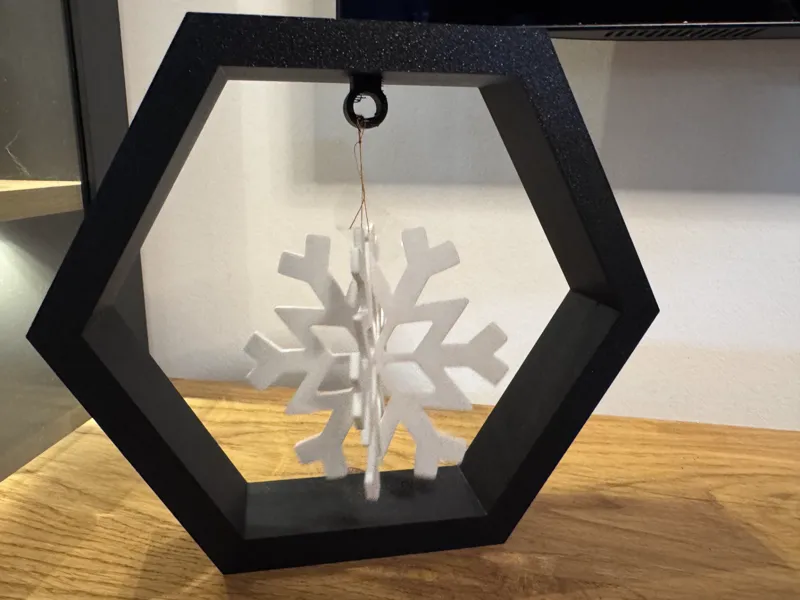 Flying Snowflake / Schwebende Schneeflocke