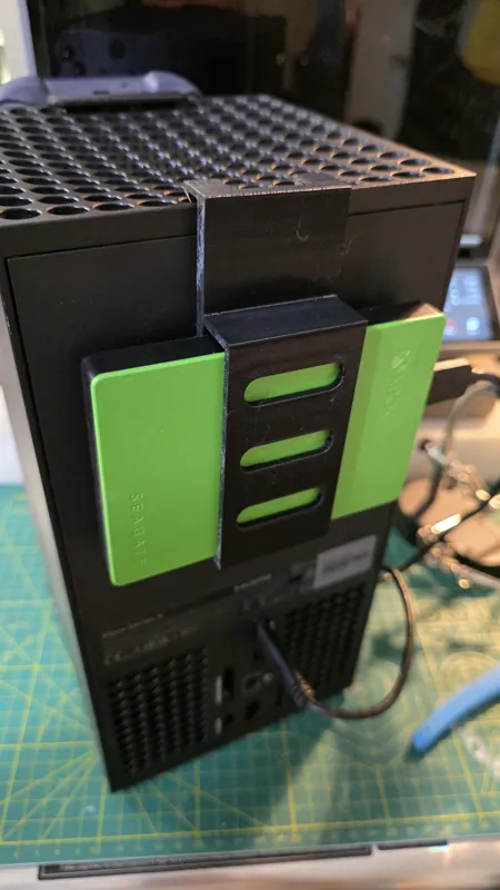 Xbox Series X 2TB Seagate HDD holder