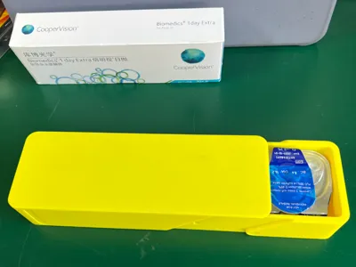 Portable contact lens case