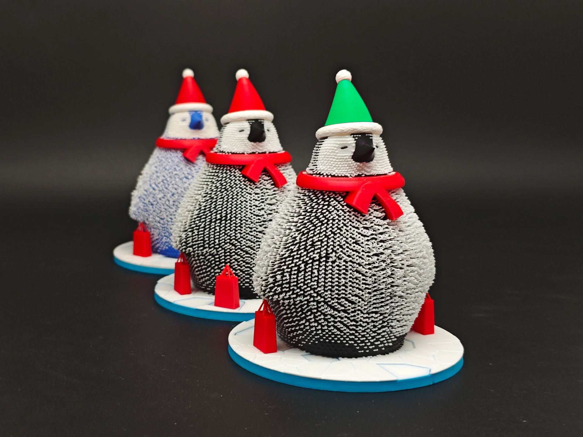 【お値下げしました！】プレゼントを届けるペンギンさんのクリスマスオーナメント① お値下げしました！】プレゼントを届けるペンギンさんのクリスマス