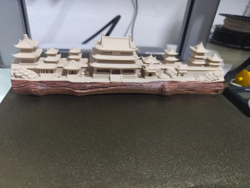 木雕古代建筑，在一根树木上雕刻的古代建筑群