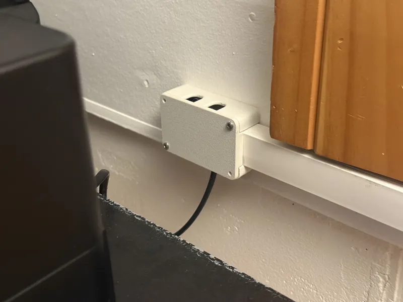 Breakout boxes for 25x16mm cable duct