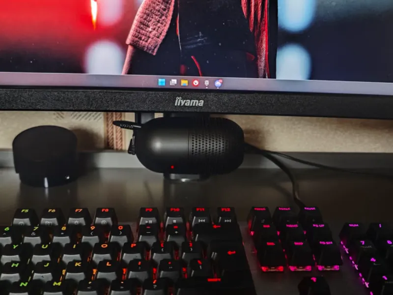 Razer microphone in VESA 100mm