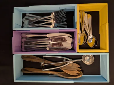 Extendible cutlery divider