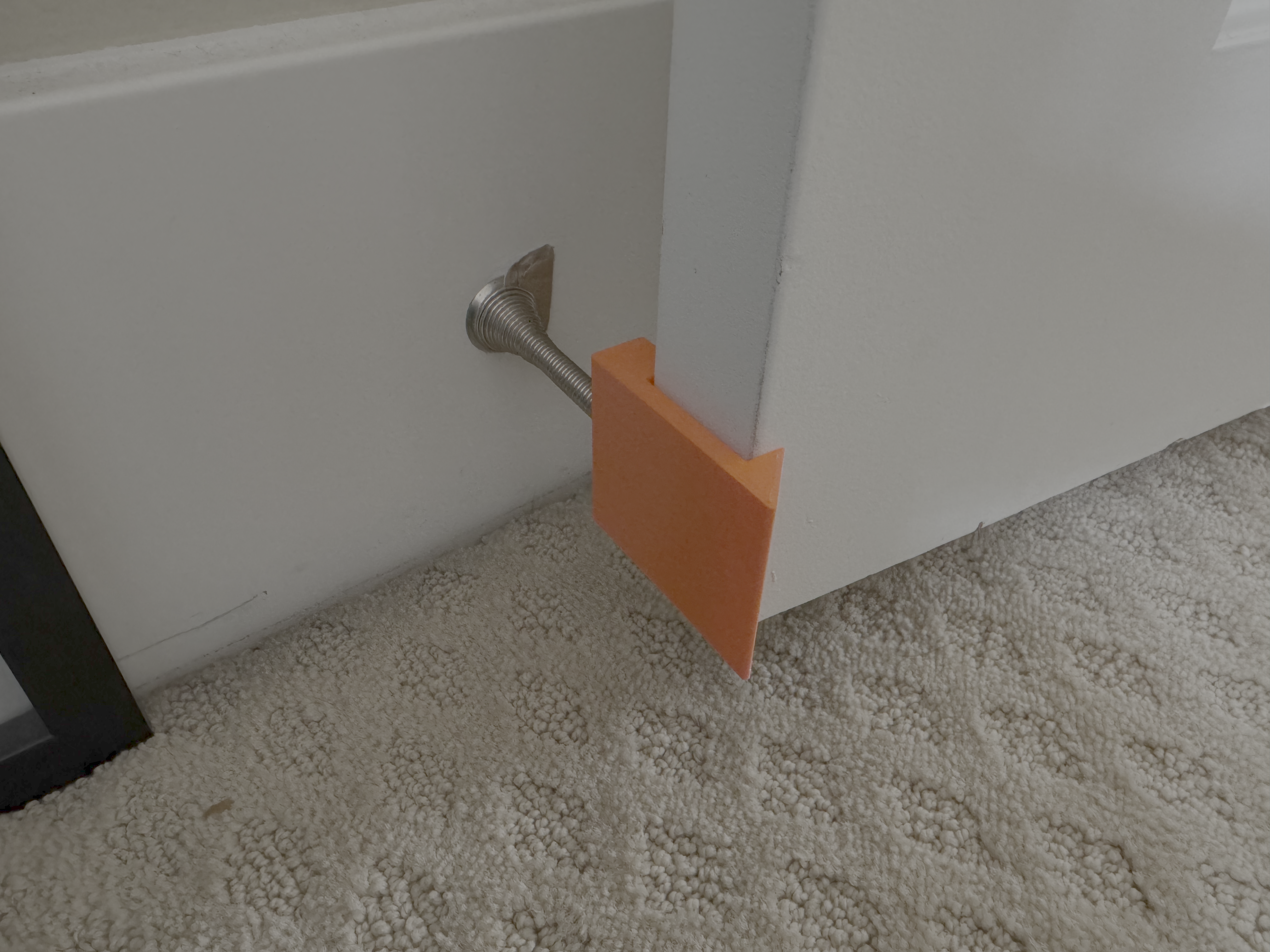 Latching spring door stop