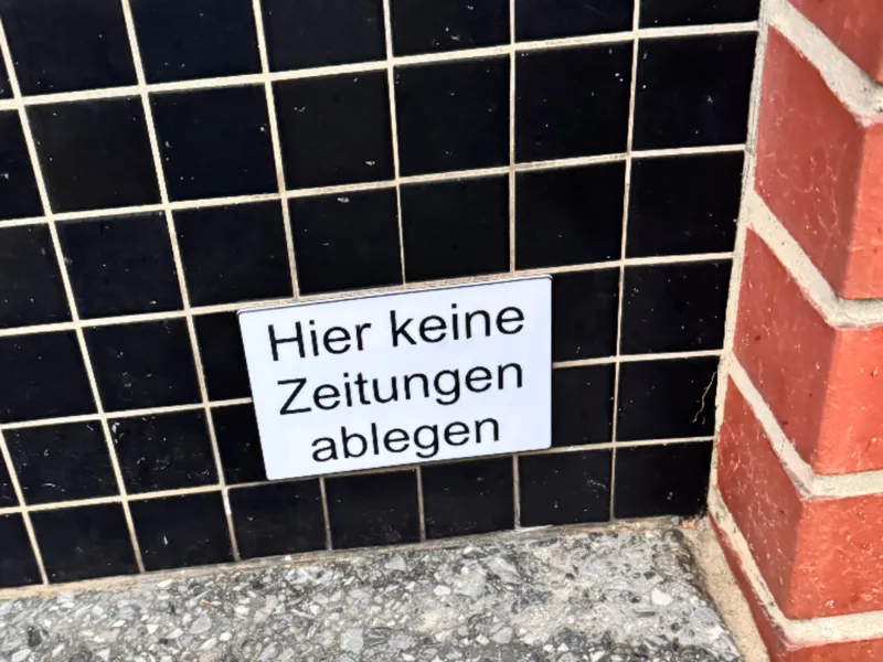Hier keine Zeitungen ablegen 