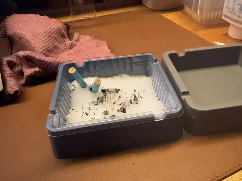 可搭配一次性灭烟沙的烟灰缸