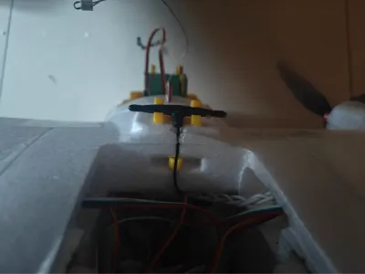 Fixed-wing receiver antenna mount