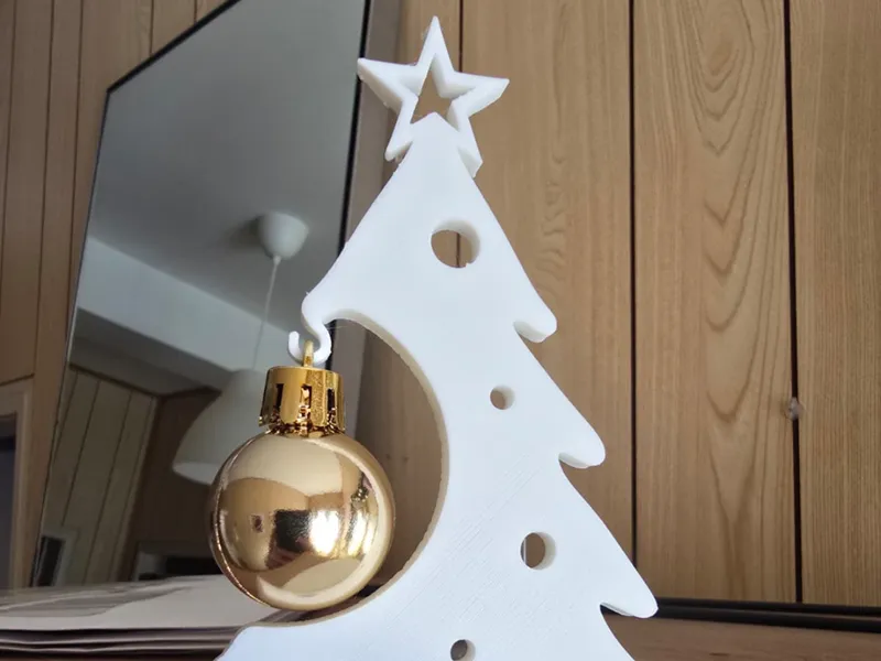 Albero di Natale con Pallina appesa
