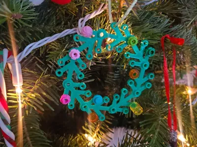 Brick compatible wreath ornament