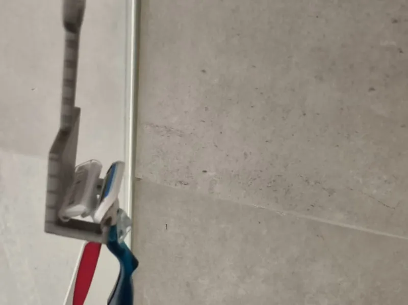 Razor holder